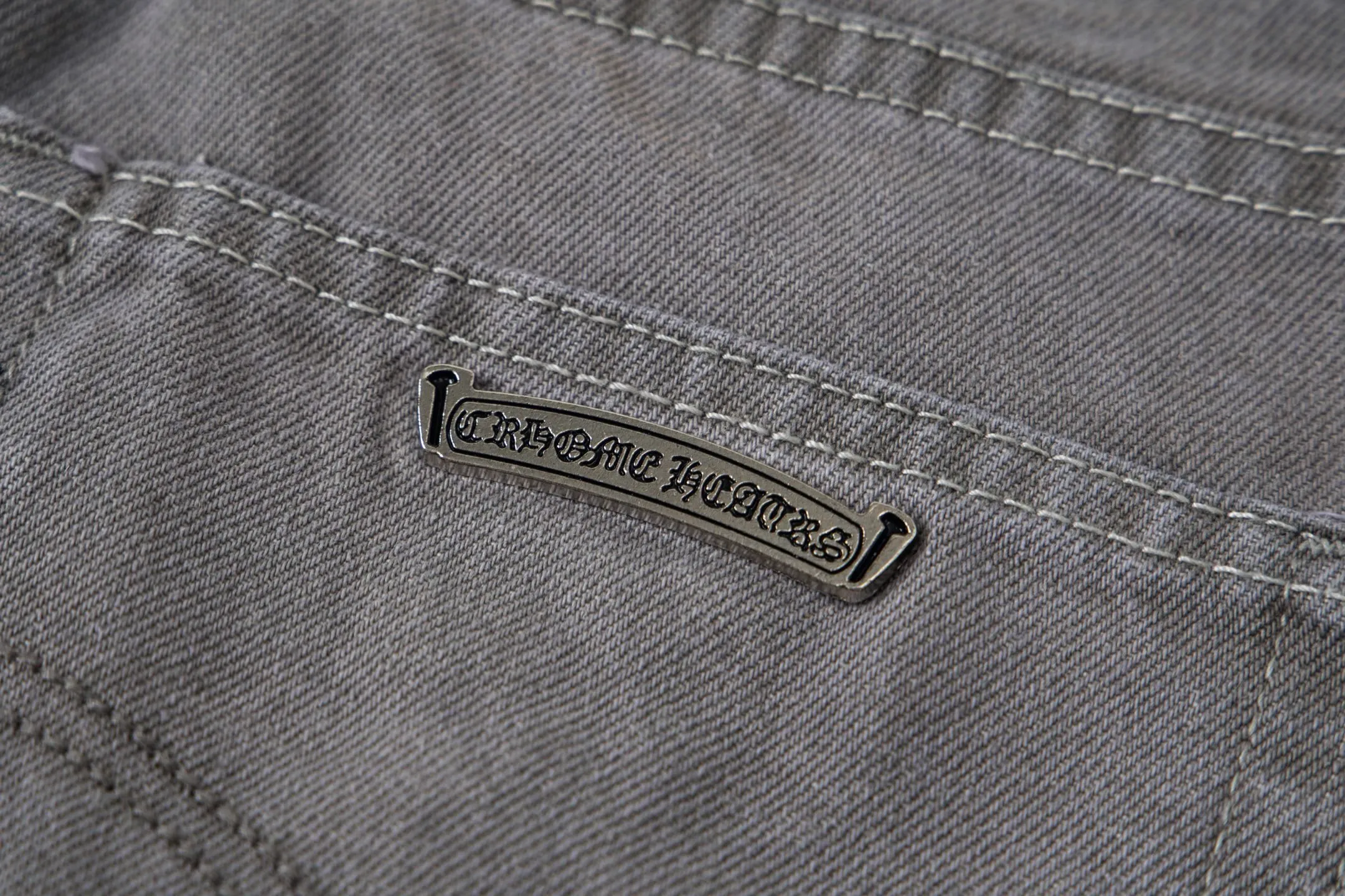 P300 💰 (Top version) Chrome Hearts Gray Cow King Jeans Multi-Leather Standard Work Jeans CH Jeans All need to be washed and then disassembled and hand-stitched with sheepskin cross leather and then spliced to complete. The whole process is too complicated to describe. About Chrome Hearts This is an extremely luxurious fashion brand that can also be called the nobility of the high street. It has always been an exclusive brand for some hipsters or the rich second generation. Compared with ordinary high streets, it is more luxurious and noble. Compared with luxury brands, it has a more fashionable personality. It has always been a brand that I have a special liking for. Color: Gray Size: 28-30-32-34-36 (corresponding to S-M-L-XL-XXL)